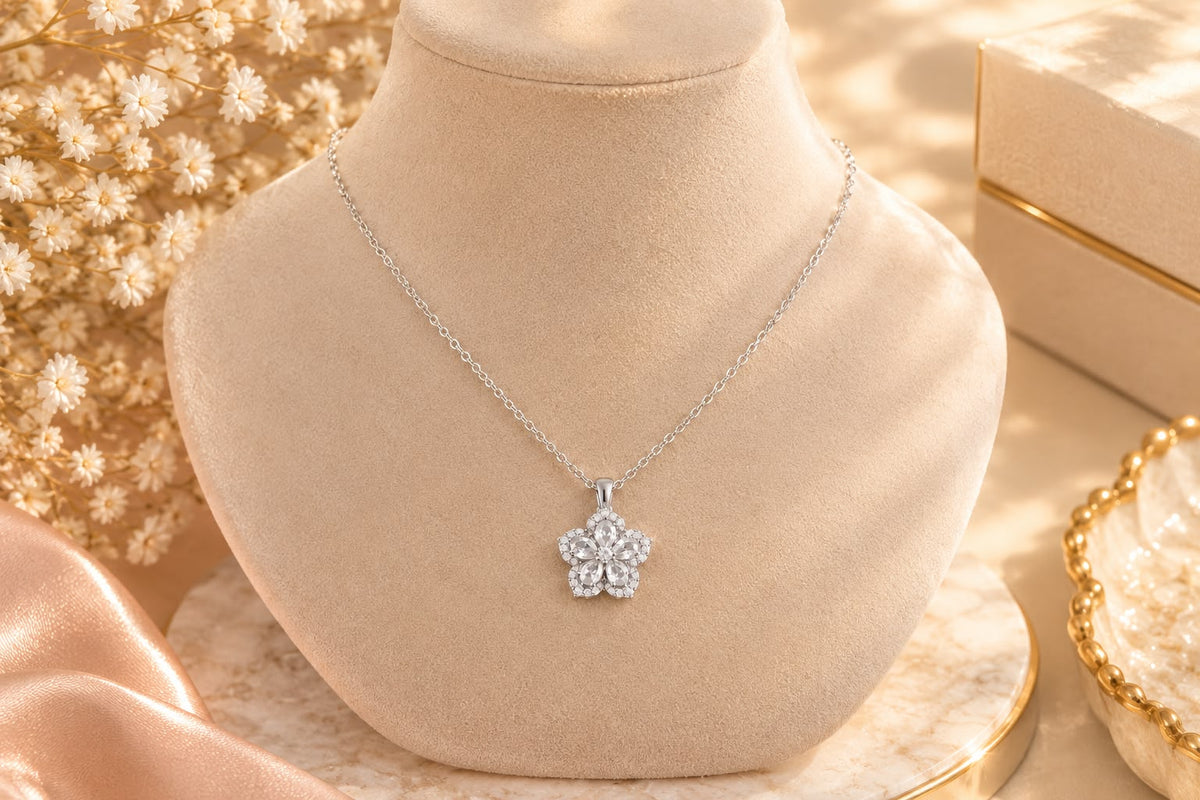 Collier Fleur blanc en acier inoxydable